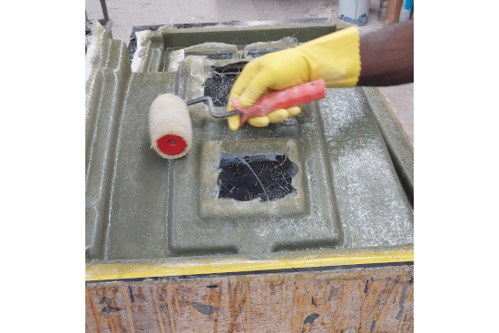Auswalzen einer mit Polyesterharz getränkten Glasmatte